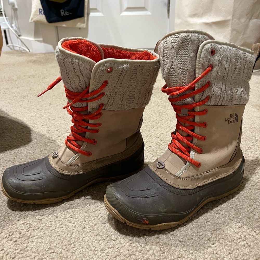 North face Women’s Winter Boot (size 8)